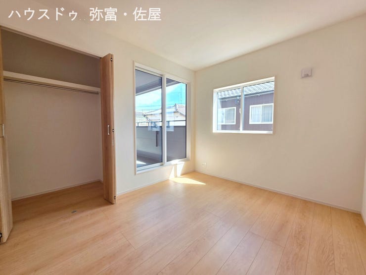 南側に面した約5.25帖の洋室は通風・採光に優れた心地良い空間です(^^)