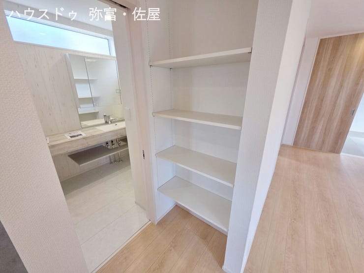 キッチン横に収納付!食品や調理器具、食器などをストックできます(^^)