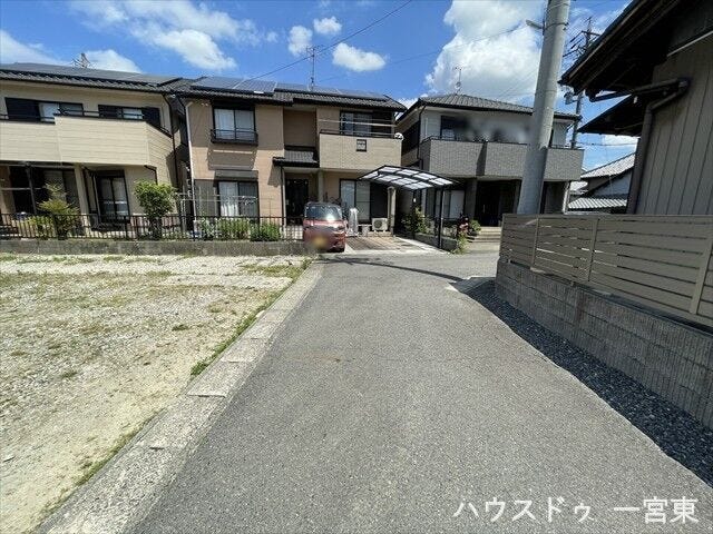 ≪東側北向き 幅約4.0m≫
車がすれ違うには厳しい道幅ですが、車はスピードを抑えて走行するので、お子様にも安全な道幅となっています。