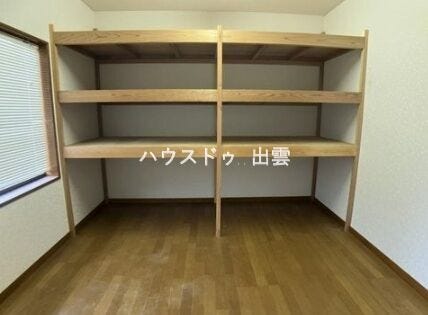 収納付きでお部屋を広くお使いいただけます。窓が付いており、日当たりの良いお部屋です。アウトドア用品なども収納でき、家をスッキリキレイにつかえます。