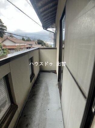 ベランダからは眺めのいい景色が見れます。ちょっとした洗濯物も干せそうですね。屋根が付いているので雨の日も安心です。