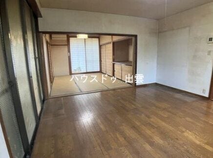 ダイニングに面した対面式キッチンがあるので、できたてのお料理がすぐテーブルに出せます。ゆったりした広さがあります。
