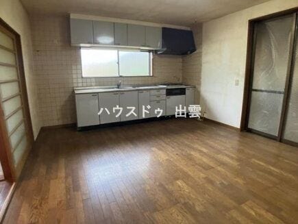 キッチンは収納があり小物から鍋類まで大小問わず、適材適所の収納を実現。出し入れもとてもスムーズです。