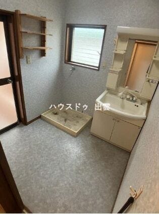 洗面脱衣所はご家族みんなが快適に使える広さを確保。洗濯機や収納棚を設置してもゆとりがあり、忙しい朝の時間帯でもストレスなく動けます。毎日の暮らしを心地よくサポートしてくれます。