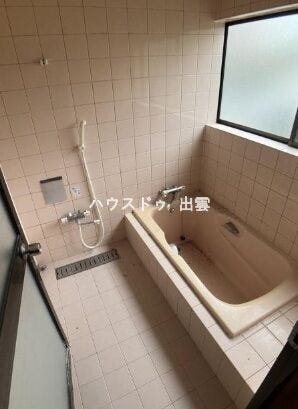 一日の疲れをゆっくり癒せる、落ち着いた雰囲気の浴室。浴槽はゆったりとしたサイズ感で、足を伸ばしてくつろげます。窓付きのため湿気がこもりにくく、清潔感を保ちやすい空間です