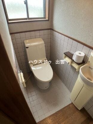 清潔感のあるトイレは、立ち座りの動作がしやすく、どなたでも快適に使える設計です。シンプルながらも機能性のある空間で日常生活をしっかりサポートしてくれます。
