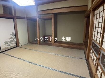 畳のやさしい香りと落ち着いた雰囲気が魅力の和室。広さにゆとりがあり客間としてはもちろん、くつろぎスペースやお昼寝にも使いやすい一室です。