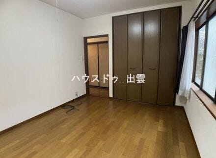 明るさと開放感を兼ね備えた洋室。収納付きで整理整頓もしやすく、居室を広く使える点もポイントです。生活スタイルに合わせて柔軟に使える、使い勝手の良い一室です。
