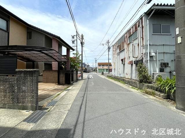 【北側前面道路】
幅員約6m前面道路。
車がすれ違うのに十分な道幅です。車が2台と通行人も通れる幅となっています。
