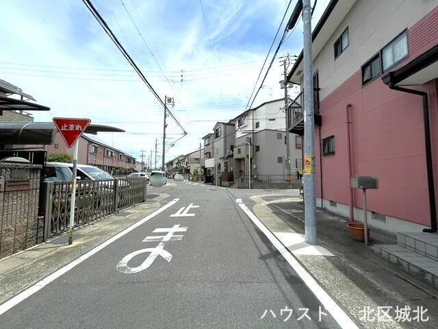 【北側前面道路】
幅員約6m前面道路。
道路幅にゆとりがあるので、車種を選びません。大きめの車を乗りたい方にもオススメです。