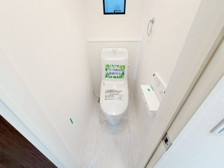 【温水洗浄器付きトイレ 】
温水洗浄器付きのトイレは、便座を暖かく保てるため、冬場でも座ったときにヒヤッとせず快適に使用できます!
ペーパーの使用量の削減にもなるため経済面でもメリットがあります♪