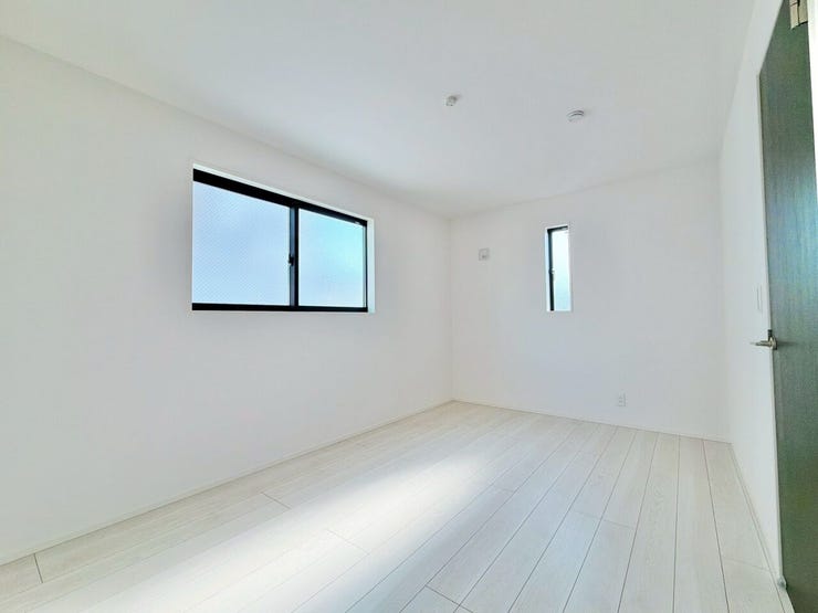【洋室】
広々としたお部屋は家具の配置やインテリアデザインがしやすく、自分好みの居心地の良い空間を作れます♪
ソファやテレビ台を設置して家族や友人とくつろげるセカンドリビングスペースにもなります!
