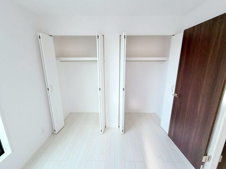 【収納】
扉付きのクローゼットは中身をしっかり隠せるため、生活感を抑えお部屋全体をすっきりと見せることができ、急な来客時にも安心です♪
さらに棚付きの収納があることで、細かな物も整理できます!