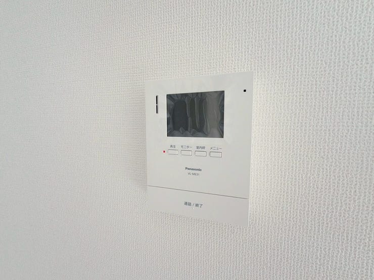 【モニター付きインターホン】
モニター付きインターホンなら、来訪者の顔を確認してから対応できて安心♪
セールス対策にも役立ち、毎日の暮らしに安全と快適さをプラスしてくれる設備です!