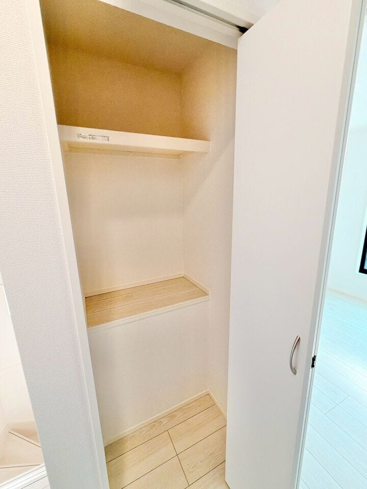 【廊下収納】
廊下にも収納を設けることで、溢れがちな日用品もすっきり収納することが出来ます♪
生活導線に収納を配置することで取り出しやすく、必要な物をすぐに手に取れる動線が確保されます!