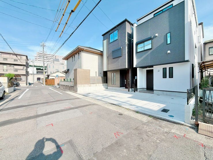 【前面道路】
前面道路が広いため運転がしやすく、日々の交通ストレスが軽減されます!
また家の前が建物などで遮られることがなく、日当たりが良くなり、家全体が明るい印象を受けます!