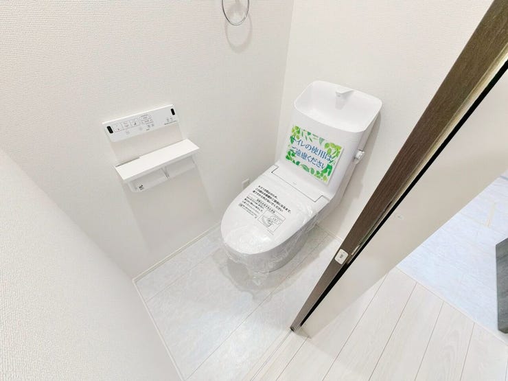 【温水洗浄器付きトイレ 】
温水洗浄器付きのトイレは、便座を暖かく保てるため、冬場でも座ったときにヒヤッとせず快適に使用できます!
ペーパーの使用量の削減にもなるため経済面でもメリットがあります♪