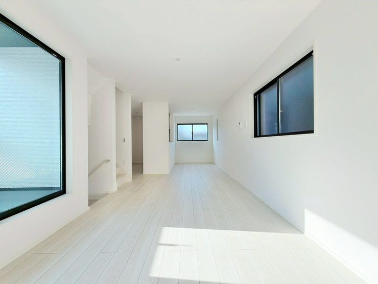 【見通しの良いリビング】
縦長のリビングはどこにいてもお部屋全体が見渡しやすく、ぱっと見て室内の様子が把握しやすいです♪
そのため小さなお子様がいるご家庭や、ペットを飼われていても安心です!