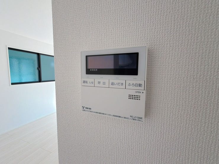 【追焚機能】
追焚機能があれば、お湯が冷めてもボタンひとつで温め直すことが出来るため、忙しい家事の合間に使用するなど便利です! 家族の入浴時間がずれてもいつでもあたたかいお風呂に入ることができます♪