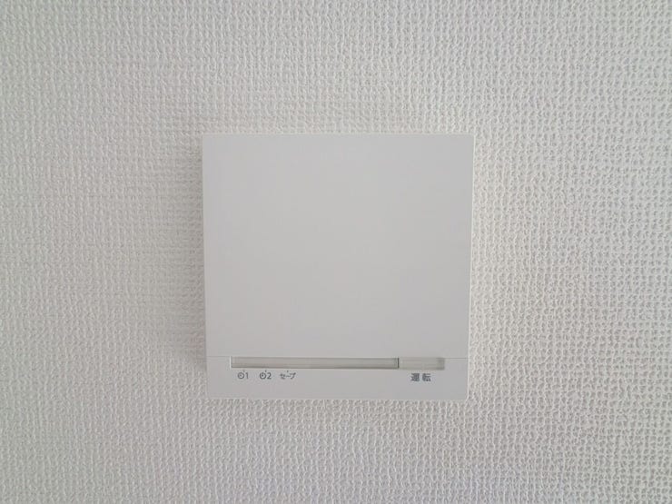 【24時間換気システム】
室内の汚れた空気を排出し新鮮な空気を取り入れることで、清潔で快適な環境を保ちます!
窓を開けずに換気できるため騒音を抑えられ、湿気や結露、カビの発生も防ぎます♪