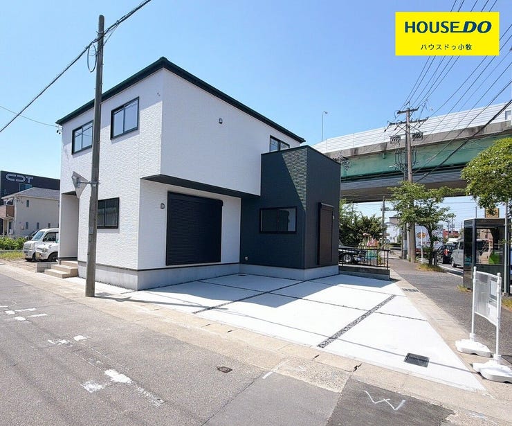 【外観】
【西区長先町1期 2号棟】
構造の安定・劣化の軽減・維持管理更新への配慮・空気環境の4分野で住宅性能表示制度の最高等級を取得!
並列2台分の駐車場も完備!
好価格だけでなく品質にも拘っています!