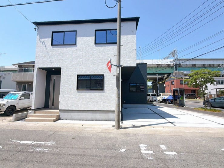 【駐車場 並列2台分】
両方の車が独立して駐車できるため、片方の車を移動させる必要がなく、効率的に出し入れができます!
車を出し入れする際にバックや切り返しも少なくなるため、駐車が楽になります♪