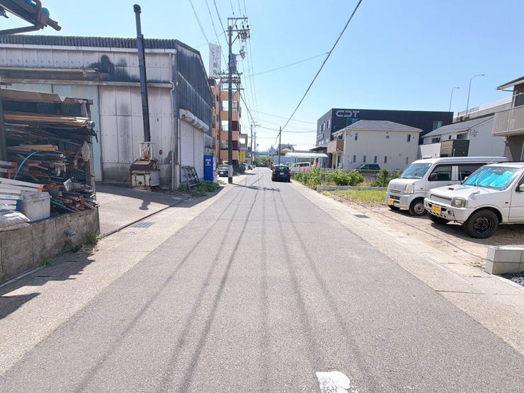 【前面道路】
大型車の通行が少なく、静かで落ち着いた環境が魅力です♪
小さなお子さんがいるご家庭でも安心して暮らせます!
車がスピードを出しにくく、交通事故のリスクも低減される安全な住環境です!