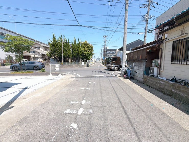 【前面道路】
交通量が少なく静かな環境のため、歩行者や高齢者、お子様にも安心の立地です♪
周辺の騒音も少ないため、落ち着いた雰囲気の中で穏やかな毎日を過ごしたい方にぴったりの住環境です!