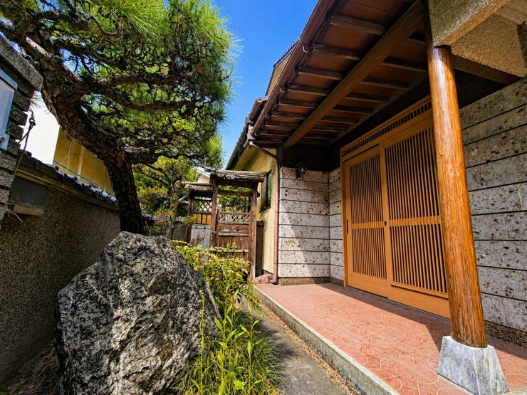 ※本画像は実際の外観写真をもとに、明るさや見やすさを調整した加工を施したイメージです。
実際の見え方とは多少異なる場合がございます。