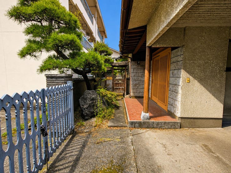 ※本画像は実際の外観写真をもとに、明るさや見やすさを調整した加工を施したイメージです。
実際の見え方とは多少異なる場合がございます。