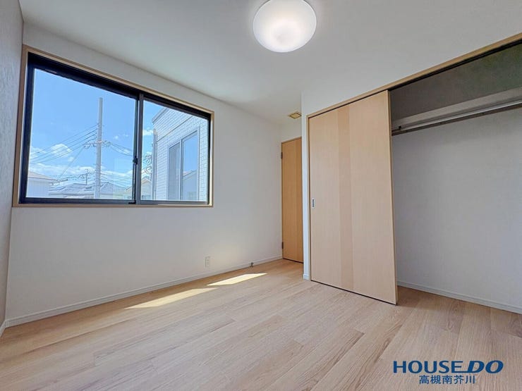 2面採光ですので明るいお部屋です
収納もバッチリ