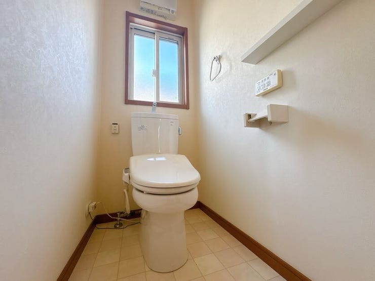 トイレにも窓があり、明るく通風良好です◎