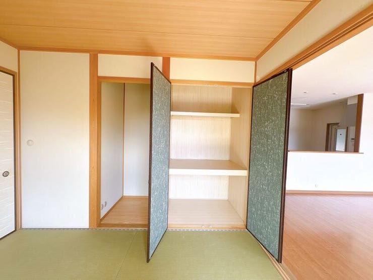 押入れがあり、布団などもたくさん収納できます◎