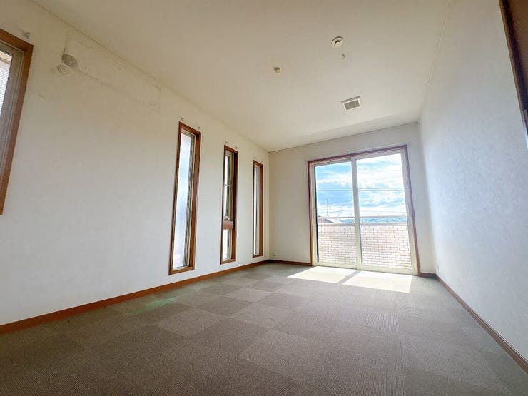 大きな窓から朝日が差し込み、目覚めのよい1日が迎えられそうです◎
