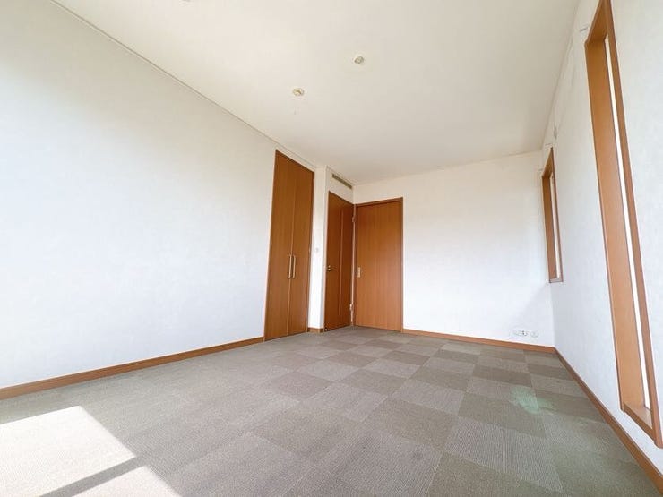 窓から風を感じられる快適なお部屋です。
