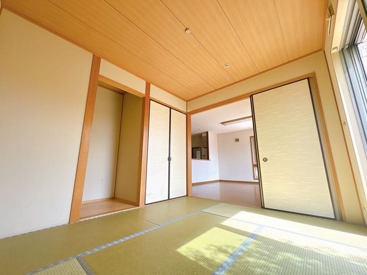リビング横の和室スペースは休憩したり、お子様の安全な遊びスペースとしても使えます◎