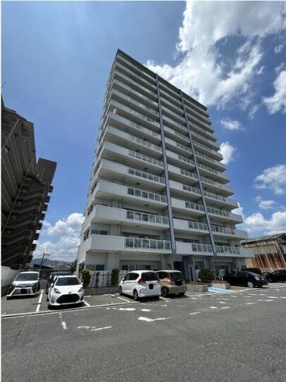 【外観】
リバーサイドでバルコニーからは開放感のある景観♪ペット可!
風通しもよく、全戸南向きで暖かい陽射しが差し込む明るい室内。駐車場2台付き♪