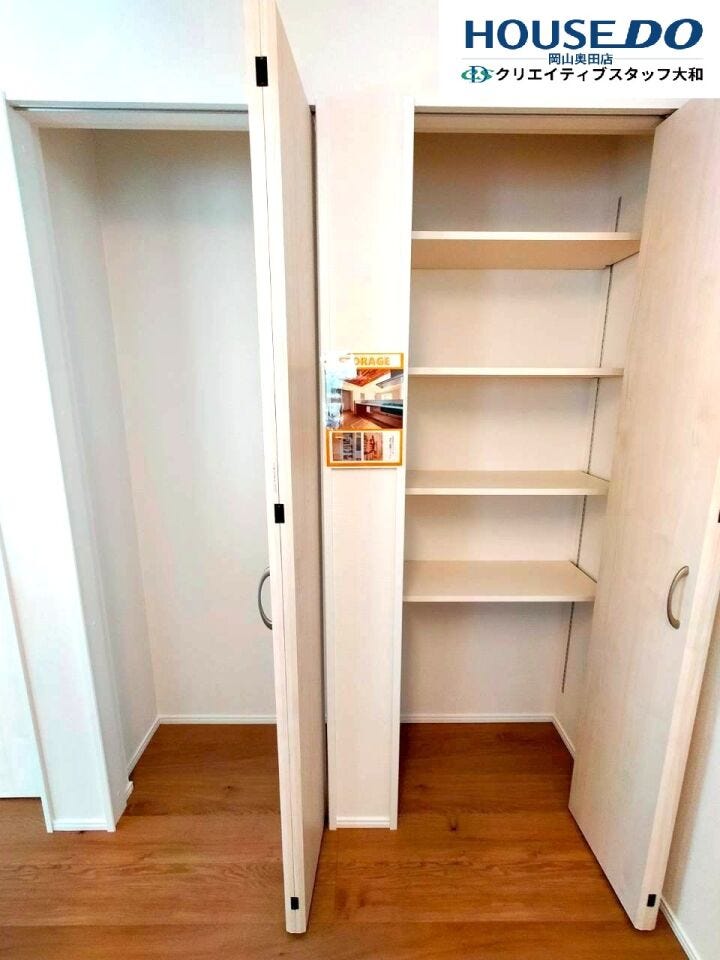 キッチン横にはパントリーと縦型収納を完備!