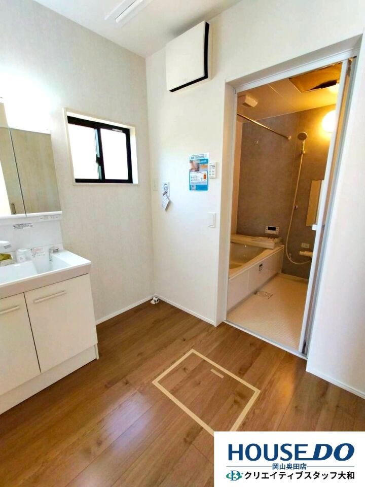 洗面脱衣室には室内物干し竿つき☆ 浴室乾燥機と併用で効率的に室内干しできます(^^)♪