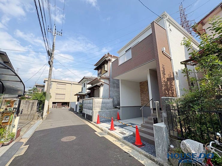 北側幅員約4.0mの接道面
周辺は静かな住宅街で車の通り抜けが少なく、小さなお子様が道路へ急に飛び出す心配もありません
入出庫もスムーズな広さです