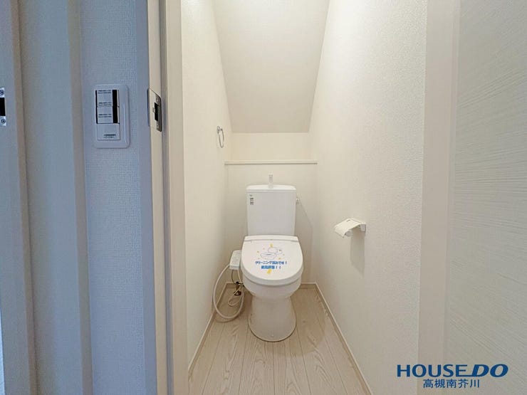 1階のスタイリッシュでクリーンなトイレ空間
本物件は1階と2階の計2か所にトイレがあるため、朝の忙しい時間帯でも家族間での取り合いにならず、スマートに身支度を整えられます