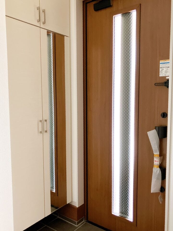 【玄関】
ガラス窓付きの玄関ドアは自然光が差し込み、玄関が明るく開放的に!
日中は照明いらずで省エネにも♪
おしゃれで洗練された印象を与え、外観のアクセントとしても映えるデザインです!