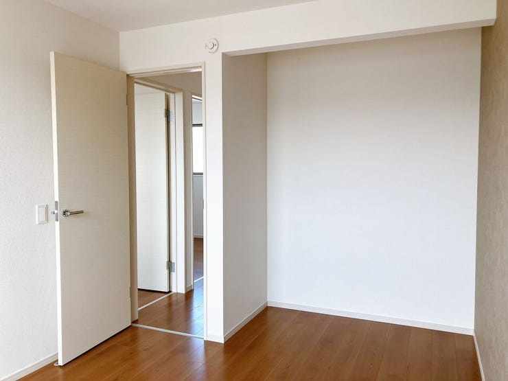 【オープンクローゼット】
扉がないことで開放感が生まれ、部屋全体が広く感じられます!
お気に入りの服や雑貨を飾るように収納でき、忙しい朝もすぐに取り出せて準備もしやすくなります!
