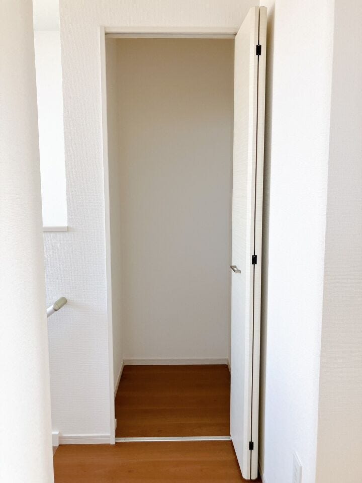 【廊下収納】
廊下にも収納を設けることで、溢れがちな日用品もすっきり収納することが出来ます♪
生活導線に収納を配置することで取り出しやすく、必要な物をすぐに手に取れる動線が確保されます!