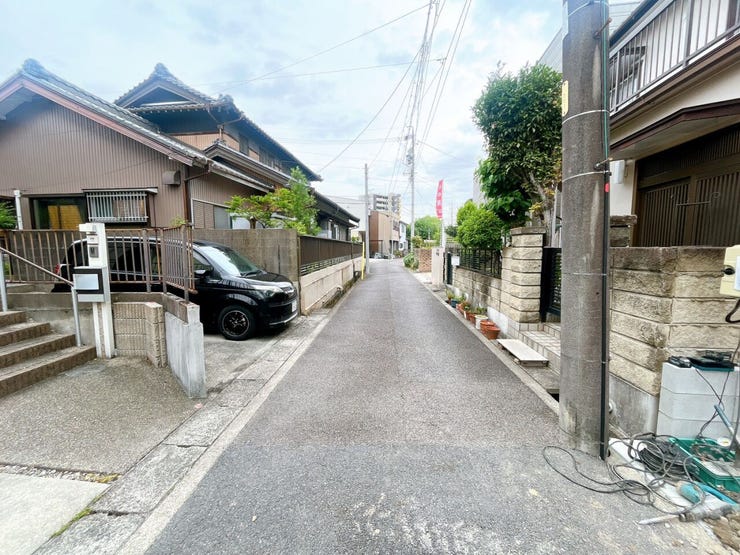 【前面道路】
大型車の通行が少なく、静かで落ち着いた環境が魅力です♪
小さなお子さんがいるご家庭でも安心して暮らせます!
車がスピードを出しにくく、交通事故のリスクも低減される安全な住環境です!