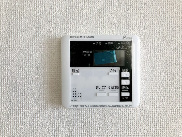 【追焚機能】
追焚機能があれば、お湯が冷めてもボタンひとつで温め直すことが出来るため、忙しい家事の合間に使用するなど便利です! 家族の入浴時間がずれてもいつでもあたたかいお風呂に入ることができます♪