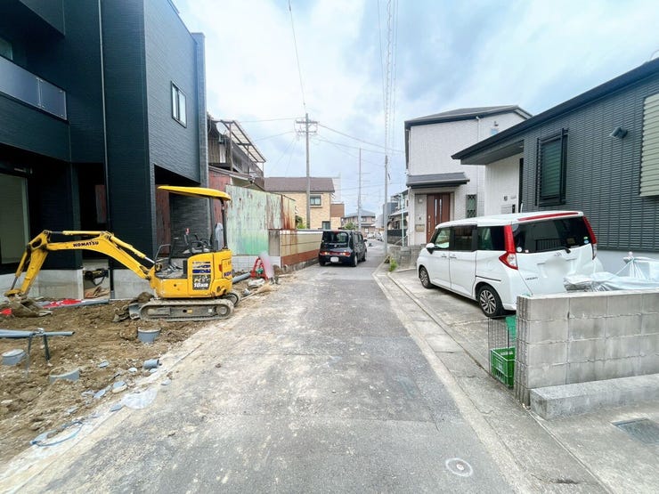 【前面道路】
交通量が少なく静かな環境のため、歩行者や高齢者、お子様にも安心の立地です♪
周辺の騒音も少ないため、落ち着いた雰囲気の中で穏やかな毎日を過ごしたい方にぴったりの住環境です!