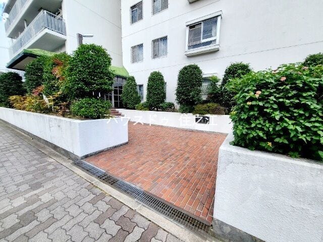 ★マンション内の敷地。植栽も多くあり緑豊かです♪