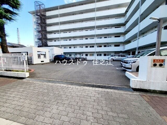★平面式駐車場。自走式なので機械式と違って待ち時間が無いのが嬉しいポイント♪