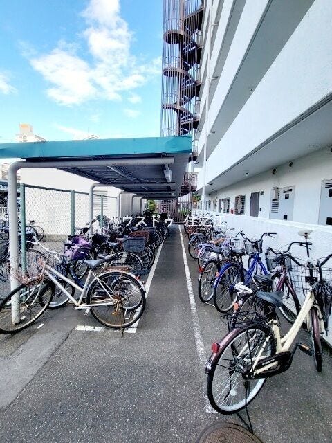 ★屋根付きの駐輪場ですので雨の日も安心。サドルが濡れる事も無いですね!